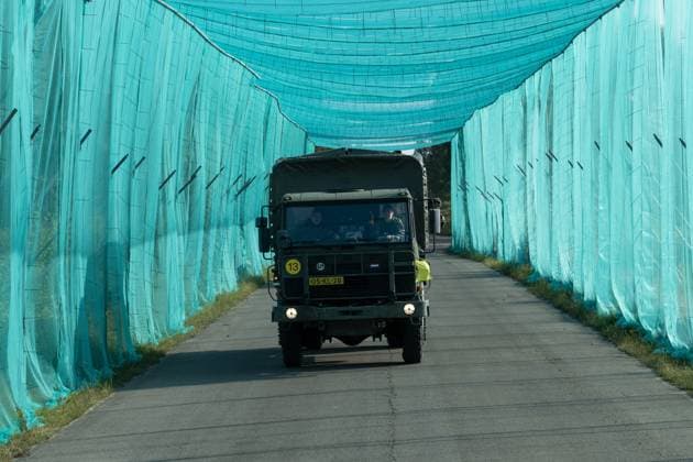 LOHHEIDE - A military 4-ton truck drives through a corridor protected by anti-drone nets during the military exercise Fighter Lion at a training ground in Germany. The largest army exercise of 2026 focuses on defending the Netherlands and NATO territory in a changing security situation. VINCENT JANNINK netherlands out - belgium out  Copyright: xx x561244981x originalFilename: 561244981.jpg