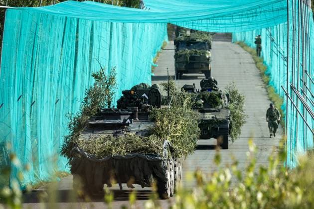 LOHHEIDE - A combat unit with Boxer armored vehicles drives through a corridor protected by anti-drone nets during the military exercise Fighter Lion at a training ground in Germany. The largest army exercise of 2026 focuses on defending the Netherlands and NATO territory in a changing security situation. VINCENT JANNINK netherlands out - belgium out  Copyright: xx x561244994x originalFilename: 561244994.jpg