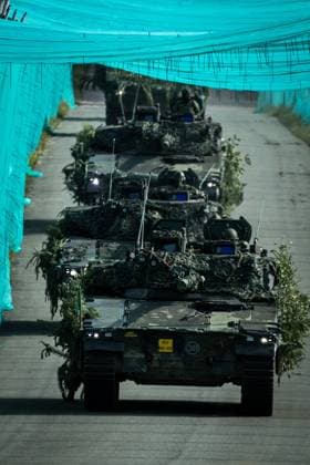 LOHHEIDE - A combat unit with CV90 armored vehicles drives through a corridor protected by anti-drone nets during the military exercise Fighter Lion at a training ground in Germany. The largest army exercise of 2026 focuses on defending the Netherlands and NATO territory in a changing security situation. VINCENT JANNINK netherlands out - belgium out  Copyright: xx x561245151x originalFilename: 561245151.jpg