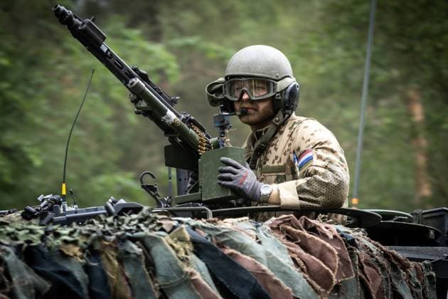 LOHHEIDE - A soldier behind a machine gun on a Leopard 2 tank during the military exercise Fighter Lion at a training ground in Germany. The largest army exercise of 2026 focuses on defending the Netherlands and NATO territory in a changing security situation. VINCENT JANNINK netherlands out - belgium out  Copyright: xx x561245722x originalFilename: 561245722.jpg