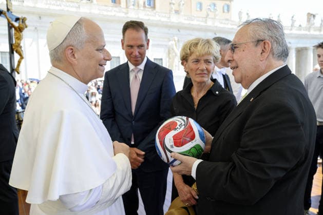 Pope Leo XIV Leads The General Audience - Vatican Pope Leo XIV attends the weekly general audience in Saint Peter’s square, Vatican on June 17, 2026. Photo by (EV) Simone Risoluti Vatican Media ABACAPRESS.COM Rome Vatican (or Holy See)  Copyright: xABACAx