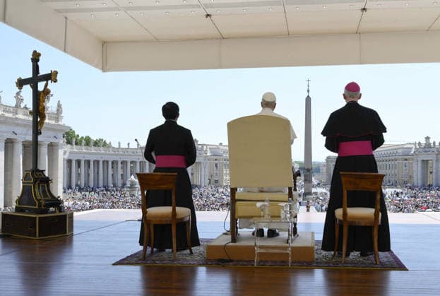 Pope Leo XIV Leads The General Audience - Vatican Pope Leo XIV attends the weekly general audience in Saint Peter’s square, Vatican on June 17, 2026. Photo by (EV) Simone Risoluti Vatican Media ABACAPRESS.COM Rome Vatican (or Holy See)  Copyright: xABACAx