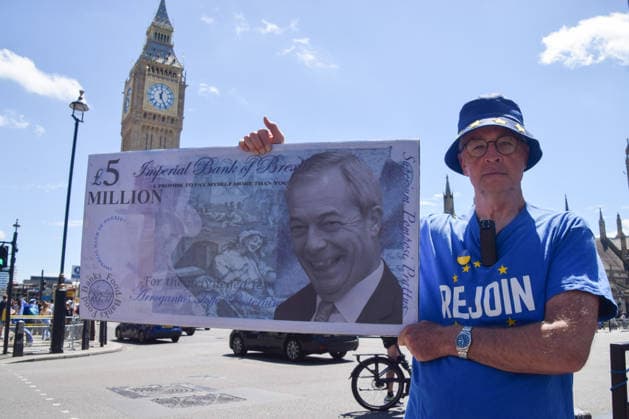June 17, 2026, London, England, United Kingdom: An activist holds a large mock 5 million pound note with a portrait of Nigel Farage during the weekly anti-Brexit and pro-EU protest in Parliament Square. London United Kingdom  - ZUMAv130 20260617_zip_v130_001 Copyright: xVukxValcicx