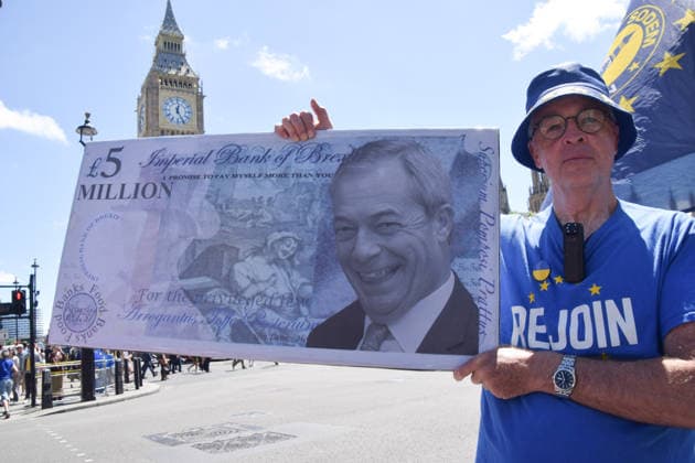 June 17, 2026, London, England, United Kingdom: An activist holds a large mock 5 million pound note with a portrait of Nigel Farage during the weekly anti-Brexit and pro-EU protest in Parliament Square. London United Kingdom  - ZUMAv130 20260617_zip_v130_003 Copyright: xVukxValcicx