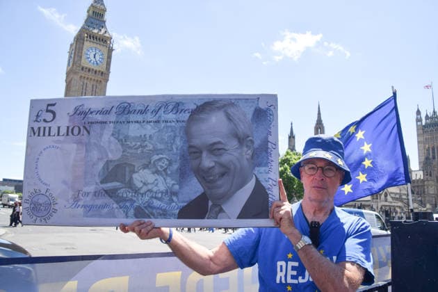 June 17, 2026, London, England, United Kingdom: An activist holds a large mock 5 million pound note with a portrait of Nigel Farage during the weekly anti-Brexit and pro-EU protest in Parliament Square. London United Kingdom  - ZUMAv130 20260617_zip_v130_004 Copyright: xVukxValcicx