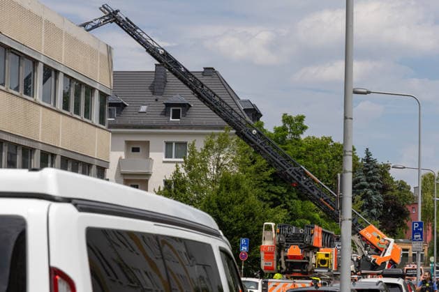 Feuer in Frankfurter Hochhaus 17.06.2026: In der Geleitstraße in Frankfurt am Main - Sachsenhausen kam es am Mittwochmittag zu einem Brand auf einer Terrasse. Die Rauchsäule war zwischenzeitlich kilometerweit zu sehen. Feuerwehr und Polizei waren mit zahlreichen Einsatzkräften zugegen. Frankfurt am Main Sachsenhausen Hessen Deutschland *** Fire in a Frankfurt High-Rise, June 17, 2026