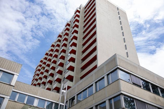 Feuer in Frankfurter Hochhaus 17.06.2026: In der Geleitstraße in Frankfurt am Main - Sachsenhausen kam es am Mittwochmittag zu einem Brand auf einer Terrasse. Die Rauchsäule war zwischenzeitlich kilometerweit zu sehen. Feuerwehr und Polizei waren mit zahlreichen Einsatzkräften zugegen. Aussenansicht des Hochhauses in der Geleitstraße Frankfurt am Main Sachsenhausen Hessen Deutschland *** Fire in a Frankfurt High-Rise Building, June 17, 2026. On Wednesday afternoon, a fire broke out on a terrace on Geleitstraße in Frankfurt am Main’s Sachsenhausen district. At one point, the column of smoke was visible from kilometers away. Firefighters and police were on the scene with numerous personnel. Exterior view of the high-rise building on GGele