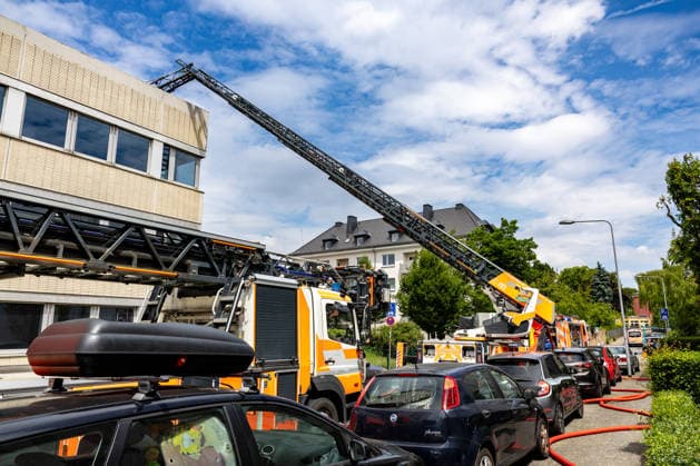 Feuer in Frankfurter Hochhaus 17.06.2026: In der Geleitstraße in Frankfurt am Main - Sachsenhausen kam es am Mittwochmittag zu einem Brand auf einer Terrasse. Die Rauchsäule war zwischenzeitlich kilometerweit zu sehen. Feuerwehr und Polizei waren mit zahlreichen Einsatzkräften zugegen. Im Bild: Leiterwagen, Terrasse des Hochhauses. Frankfurt am Main Sachsenhausen Hessen Deutschland *** Fire in a Frankfurt High-Rise, June 17, 2026. On Wednesday afternoon, a fire broke out on a terrace on Geleitstraße in Frankfurt am Main’s Sachsenhausen district. At one point, the column of smoke was visible from kilometers away. Firefighters and police were on the scene with numerous personnel. Pictured