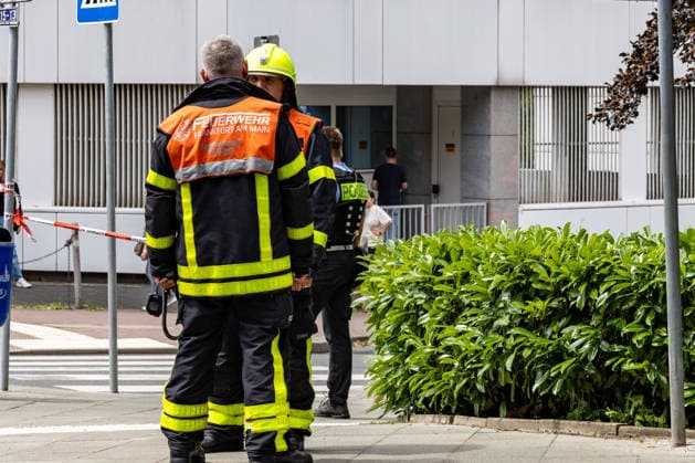 Feuer in Frankfurter Hochhaus 17.06.2026: In der Geleitstraße in Frankfurt am Main - Sachsenhausen kam es am Mittwochmittag zu einem Brand auf einer Terrasse. Die Rauchsäule war zwischenzeitlich kilometerweit zu sehen. Feuerwehr und Polizei waren mit zahlreichen Einsatzkräften zugegen. Im Bild: Einsatzkräfte der Feuerwehr. Frankfurt am Main Sachsenhausen Hessen Deutschland *** Fire in a Frankfurt High-Rise, June 17, 2026