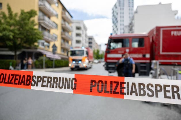 Feuer in Frankfurter Hochhaus 17.06.2026: In der Geleitstraße in Frankfurt am Main - Sachsenhausen kam es am Mittwochmittag zu einem Brand auf einer Terrasse. Die Rauchsäule war zwischenzeitlich kilometerweit zu sehen. Feuerwehr und Polizei waren mit zahlreichen Einsatzkräften zugegen. Im Bild: Polizeiabsperrung vor Einsatzfahrzeugen. Frankfurt am Main Sachsenhausen Hessen Deutschland *** Fire in a Frankfurt High-Rise, June 17, 2026