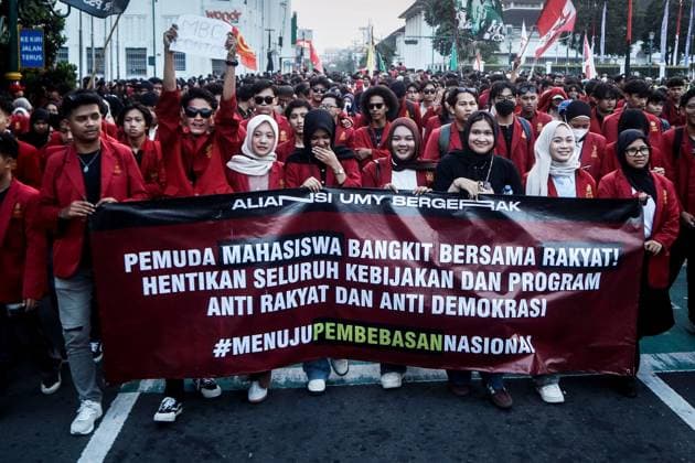Student Protest in Yogyakarta: Toward National Liberation YOGYAKARTA, INDONESIA JUNE 17, 2026: Hundreds of students gathered at the Kilometer Zero intersection in Yogyakarta to stage a protest against a number of government policies they consider harmful to the public. The protest, organized by the Muhammadiyah University of Yogyakarta Student Alliance, included eight demands, such as the cancellation of Indonesia™s participation in the Board of Peace, the Free Nutritious Meals (MBG) program and the Red and White Cooperative initiative, a reduction in fuel prices, improvements in fiscal policy management, a revision of the National Police Law, the repeal of the latest amendment to the Indonesian National Armed Forces (TNI) Law, as wel