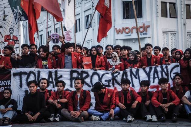 Student Protest in Yogyakarta: Toward National Liberation YOGYAKARTA, INDONESIA JUNE 17, 2026: Hundreds of students gathered at the Kilometer Zero intersection in Yogyakarta to stage a protest against a number of government policies they consider harmful to the public. The protest, organized by the Muhammadiyah University of Yogyakarta Student Alliance, included eight demands, such as the cancellation of Indonesia™s participation in the Board of Peace, the Free Nutritious Meals (MBG) program and the Red and White Cooperative initiative, a reduction in fuel prices, improvements in fiscal policy management, a revision of the National Police Law, the repeal of the latest amendment to the Indonesian National Armed Forces (TNI) Law, as wel