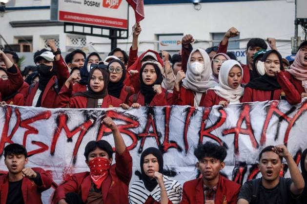 Student Protest in Yogyakarta: Toward National Liberation YOGYAKARTA, INDONESIA JUNE 17, 2026: Hundreds of students gathered at the Kilometer Zero intersection in Yogyakarta to stage a protest against a number of government policies they consider harmful to the public. The protest, organized by the Muhammadiyah University of Yogyakarta Student Alliance, included eight demands, such as the cancellation of Indonesia™s participation in the Board of Peace, the Free Nutritious Meals (MBG) program and the Red and White Cooperative initiative, a reduction in fuel prices, improvements in fiscal policy management, a revision of the National Police Law, the repeal of the latest amendment to the Indonesian National Armed Forces (TNI) Law, as wel
