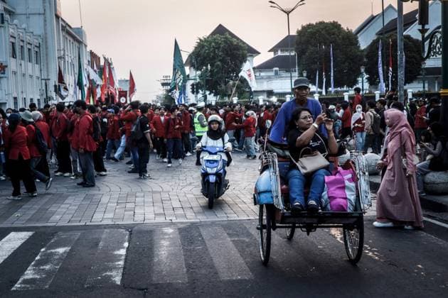 Student Protest in Yogyakarta: Toward National Liberation YOGYAKARTA, INDONESIA JUNE 17, 2026: Hundreds of students gathered at the Kilometer Zero intersection in Yogyakarta to stage a protest against a number of government policies they consider harmful to the public. The protest, organized by the Muhammadiyah University of Yogyakarta Student Alliance, included eight demands, such as the cancellation of Indonesia™s participation in the Board of Peace, the Free Nutritious Meals (MBG) program and the Red and White Cooperative initiative, a reduction in fuel prices, improvements in fiscal policy management, a revision of the National Police Law, the repeal of the latest amendment to the Indonesian National Armed Forces (TNI) Law, as wel