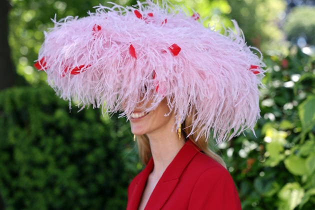 17.06.2026, Ascot, Windsor, GBR - Fashion, woman with hat at the racecourse. Ascot racecourse. (Zuschauer, Besucher, Publikum, Frau, Hut, Kopfbedeckungen, Fashion, Eleganz, elegant, Mode, modisch, feminin) 260617D507ROYAL_ASCOT.JPG *** June 17, 2026, Ascot, Windsor, UK Fashion, woman wearing a hat at the racecourse Ascot Racecourse spectators, visitors, audience, woman, hat, headwear, fashion, elegance, elegant, stylish, feminine 260617D507ROYAL ASCOT JPG,detected_source_language