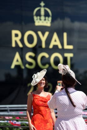 17.06.2026, Ascot, Windsor, GBR - Fashion, women with hats at the racecourse. Ascot racecourse. (Zuschauer, Besucher, Publikum, Frauen, Huete, Kopfbedeckungen, Fashion, Eleganz, elegant, Mode, modisch, feminin) 260617D516ROYAL_ASCOT.JPG *** June 17, 2026, Ascot, Windsor, UK Fashion, women wearing hats at the racecourse Ascot Racecourse spectators, visitors, audience, women, hats, headwear, fashion, elegance, elegant, stylish, feminine 260617D516ROYAL ASCOT JPG,detected_source_language