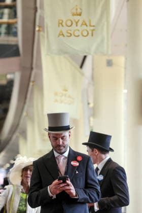 17.06.2026, Ascot, Windsor, GBR - Fashion, men in elegant clothes at the racecourse. Ascot racecourse. (Zuschauer, Besucher, Publikum, Frau, Huete, Kopfbedeckungen, Fashion, Eleganz, elegant, Mode, modisch, Maenner, Zylinder) 260617D522ROYAL_ASCOT.JPG *** June 17, 2026, Ascot, Windsor, GBR Fashion, men in elegant clothes at the racecourse; Ascot racecourse spectators, visitors, audience, woman, Hats, headwear, fashion, elegance, elegant, men, top hat 260617D522ROYAL ASCOT JPG,detected_source_language