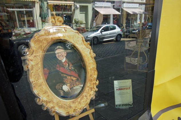 Der Buchladen Golden Shop im Bremer Steintorviertel hat in seinem Schaufenster einen goldenen Bilderrahmen aufgestellt mit einer Fotomontage, die den Kulturstaatsminister Wolfram Weimer als Fürsten darstellt. Damit reagiert die linke Buchhandlung auf die Entscheidung des konservativen Politikers, ihr nicht den Deutschen Buchhandlungspreis zu verleihen, obwohl eine Jury die Buchhandlung dafür auserwählt hatte. Als Begründung erwähnte er nicht näher erläuterte Erkenntnisse des Verfassungsschutzes. *** The Golden Shop bookstore in Bremen’s Steintor district has placed a golden picture frame in its storefront window featuring a photomontage depicting Minister of State for Culture Wolfram Weimer as a prince. This is the left-wing booksto