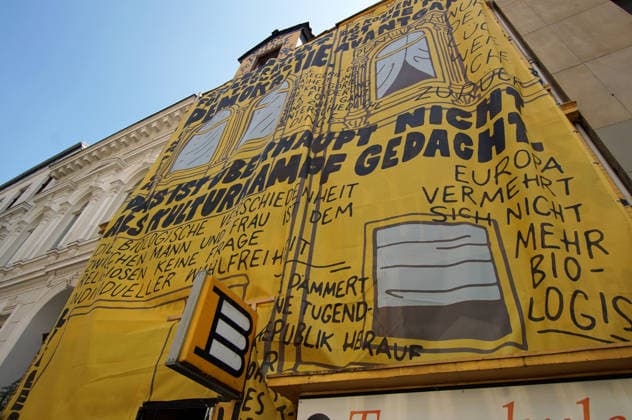 Der Buchladen Golden Shop im Bremer Steintorviertel hat im Juni 2026 seine gelbe, mit schwarzen Sprüchen bemalte Fassade mit einem Transparent verhüllt, das in derselben Gestaltung angebliche Zitate von Kulturstaatsminister Wolfram Weimer wiedergibt. Damit reagiert die linke Buchhandlung auf die Entscheidung des konservativen Politikers, ihr nicht den Deutschen Buchhandlungspreis zu verleihen, obwohl eine Jury die Buchhandlung dafür auserwählt hatte. Als Begründung erwähnte er nicht näher erläuterte Erkenntnisse des Verfassungsschutzes. Auf dem Transparent steht auch eine Strophe aus einem Gedichtband namens Kopfpilz, den Weimer als junger Mann 1986 im Eigenverlag veröffentlichte: Morgen, Rentner, wirds was geben. Morgen kommt der