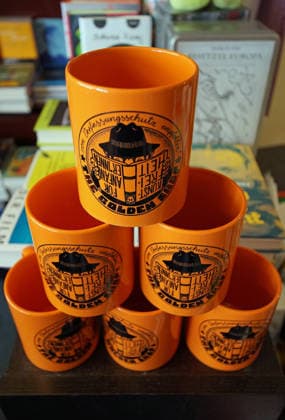 Der Buchladen Golden Shop im Bremer Steintorviertel verkauft seit Frühjahr 2026 Becher mit der Aufschrift: Vom Verfassungsschutz empfohlen - The Golden Shop. Damit reagiert die linke Buchhandlung auf die Entscheidung des konservativen Kulturstaatsministers Wolfram Weimer, ihr nicht den Deutschen Buchhandlungspreis zu verleihen, obwohl eine Jury die Buchhandlung dafür auserwählt hatte. Als Begründung erwähnte er nicht näher erläuterte Erkenntnisse des Verfassungsschutzes. *** Since the spring of 2026, the Golden Shop bookstore in Bremen’s Steintor district has been selling mugs bearing the inscription Recommended by the Office for the Protection of the Constitution
