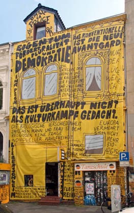 Der Buchladen Golden Shop im Bremer Steintorviertel hat im Juni 2026 seine gelbe, mit schwarzen Sprüchen bemalte Fassade mit einem Transparent verhüllt, das in derselben Gestaltung angebliche Zitate von Kulturstaatsminister Wolfram Weimer wiedergibt. Damit reagiert die linke Buchhandlung auf die Entscheidung des konservativen Politikers, ihr nicht den Deutschen Buchhandlungspreis zu verleihen, obwohl eine Jury die Buchhandlung dafür auserwählt hatte. Als Begründung erwähnte er nicht näher erläuterte Erkenntnisse des Verfassungsschutzes. Auf dem Transparent steht auch eine Strophe aus einem Gedichtband namens Kopfpilz, den Weimer als junger Mann 1986 im Eigenverlag veröffentlichte: Morgen, Rentner, wirds was geben. Morgen kommt der