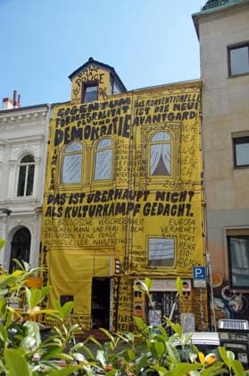 Der Buchladen Golden Shop im Bremer Steintorviertel hat im Juni 2026 seine gelbe, mit schwarzen Sprüchen bemalte Fassade mit einem Transparent verhüllt, das in derselben Gestaltung angebliche Zitate von Kulturstaatsminister Wolfram Weimer wiedergibt. Damit reagiert die linke Buchhandlung auf die Entscheidung des konservativen Politikers, ihr nicht den Deutschen Buchhandlungspreis zu verleihen, obwohl eine Jury die Buchhandlung dafür auserwählt hatte. Als Begründung erwähnte er nicht näher erläuterte Erkenntnisse des Verfassungsschutzes. Auf dem Transparent steht auch eine Strophe aus einem Gedichtband namens Kopfpilz, den Weimer als junger Mann 1986 im Eigenverlag veröffentlichte: Morgen, Rentner, wirds was geben. Morgen kommt der