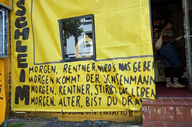 Der Buchladen Golden Shop im Bremer Steintorviertel hat im Juni 2026 seine gelbe, mit schwarzen Sprüchen bemalte Fassade mit einem Transparent verhüllt, das in derselben Gestaltung angebliche Zitate von Kulturstaatsminister Wolfram Weimer wiedergibt. Damit reagiert die linke Buchhandlung auf die Entscheidung des konservativen Politikers, ihr nicht den Deutschen Buchhandlungspreis zu verleihen, obwohl eine Jury die Buchhandlung dafür auserwählt hatte. Als Begründung erwähnte er nicht näher erläuterte Erkenntnisse des Verfassungsschutzes. Auf dem Transparent steht auch eine Strophe aus einem Gedichtband namens Kopfpilz, den Weimer als junger Mann 1986 im Eigenverlag veröffentlichte: Morgen, Rentner, wirds was geben. Morgen kommt der
