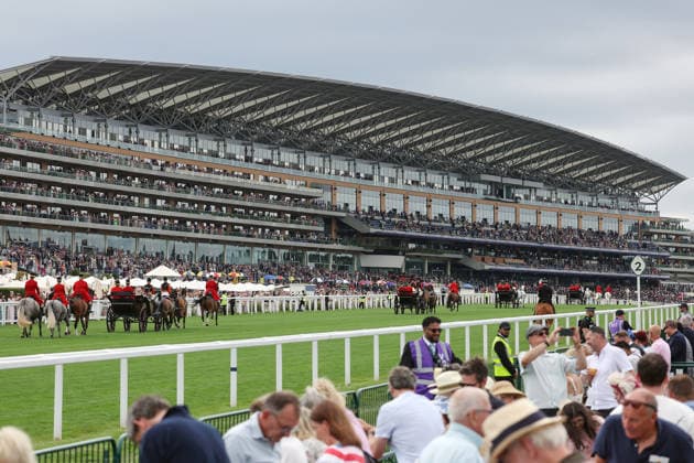 17.06.2026, Ascot, Windsor, GBR - Royal Procession on the track in front of the grandstand. Ascot racecourse. (Royal Procession, Kutschen, Gelaeuf, Tribuene) 260617D525ROYAL_ASCOT.JPG *** June 17, 2026, Ascot, Windsor, GBR Royal Procession on the track in front of the grandstand at Ascot Racecourse Royal Procession, carriages, track, grandstand 260617D525ROYAL ASCOT JPG,detected_source_language