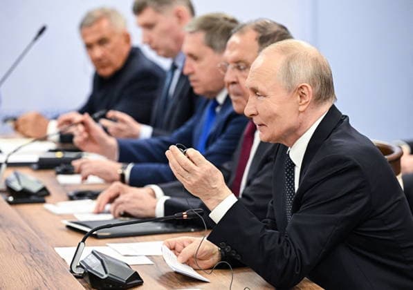 RUSSIA, REPUBLIC OF TATARSTAN - JUNE 17, 2026: Russia s President Vladimir Putin (R) is seen during an official ceremony to welcome the heads of delegations to the 2026 Russia-ASEAN Summit at the Kazan Expo Exhibition Centre in Bolshiye Kabany, southeast of Kazan Russia  - ZUMAt113 20260617_zaa_t113_289 Copyright: xSergeixBobylevx