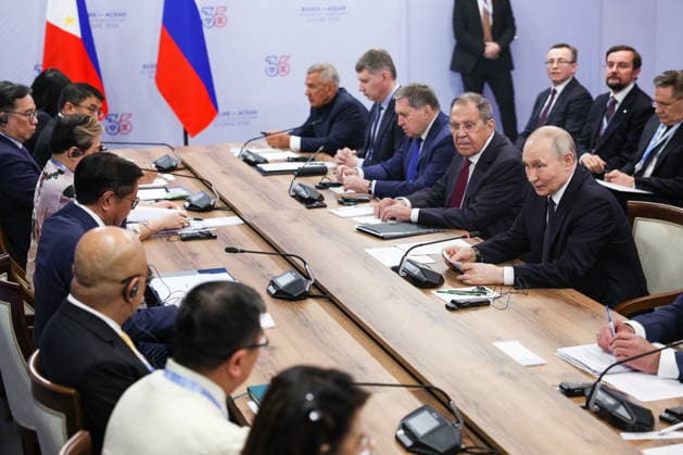 RUSSIA, REPUBLIC OF TATARSTAN - JUNE 17, 2026: Rustam Minnikhanov, Head of the Republic of Tatarstan, Russia s Economic Development Minister Maxim Reshetnikov, Russian President Putin s adviser Yuri Ushakov, Russia s Foreign Minister Sergei Lavrov and Russia s President Vladimir Putin (L-R midground) are seen during a meeting with Bongbong Marcos Jr (5th L), President of the Philippines, on the sidelines of the 2026 Russia-ASEAN Summit at the Kazan Expo Exhibition Centre in Bolshiye Kabany, southeast of Kazan. Alexander Shcherbak TASS  93946397