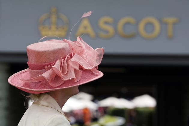 17.06.2026, Ascot, Windsor, GBR - Fashion, woman with hat at the racecourse. Ascot racecourse. (Zuschauer, Besucher, Publikum, Frau, Hut, Kopfbedeckungen, Fashion, Eleganz, elegant, Mode, modisch, feminin) 260617D529ROYAL_ASCOT.JPG *** June 17, 2026, Ascot, Windsor, UK Fashion, woman wearing a hat at the racecourse Ascot Racecourse spectators, visitors, audience, woman, hat, headwear, fashion, elegance, elegant, stylish, feminine 260617D529ROYAL ASCOT JPG,detected_source_language