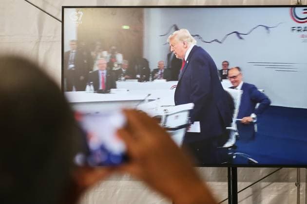 Évian-les-Bains, Frankreich, 17.06.2026: G7-Gipfel: US-Präsident Donald Trump zu Beginn der ersten Arbeitssitzung am letzten Gipfeltag live auf einem Monitor im Medienzentrum, im Hintergrund der deutsche Bundeskanzler Friedrich Merz *** Évian-les-Bains, France, June 17, 2026 Copyright: xdtsxNachrichtenagenturx dts_123643