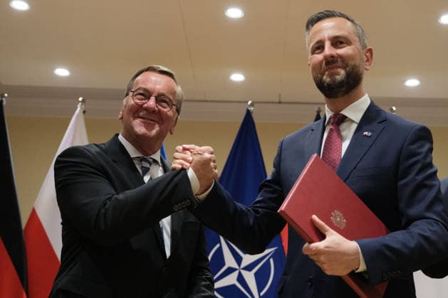 June 17, 2026, Warsaw, Masovian Voivodeship, Poland: BORIS PISTORIUS, the German Minister of National Defence, and WLADYSLAW KOSINIAK-KAMYSZ, the Polish Minister of National Defence, clasp hands after signing an agreement of cooperation during a meeting at the Polish Ministry of National Defence in Warsaw. The two ministers signed a new defence agreement between Germany and Poland that covers cooperation in the scope of military mobility, the development of logistical support infrastructure, maritime cooperation in the Baltic Sea, cybersecurity, and space. Warsaw Poland  - ZUMAk204 20260617_zip_k204_048 Copyright: xRomanxKozielx