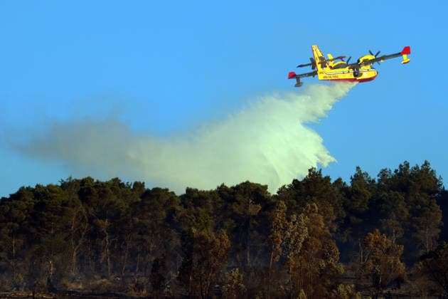 Wildfire continues to burn in Sicily s Trapani region as aerial response intensifies TRAPANI, ITALY - JUNE 17: Firefighting aircraft and helicopters operate to extinguish a wildfire that broke out in a maquis area near the Grande Montagna location in Trapani, on the west of Italy s Sicily Island, on June 17, 2026. The wildfire, which started yesterday afternoon, continues to spread despite ongoing aerial and ground efforts. Alberto Lo Bianco Anadolu Trapani Italy. Editorial use only. Please get in touch for any other usage.  Copyright: x2026xAnadoluxAlbertoxLoxBiancox