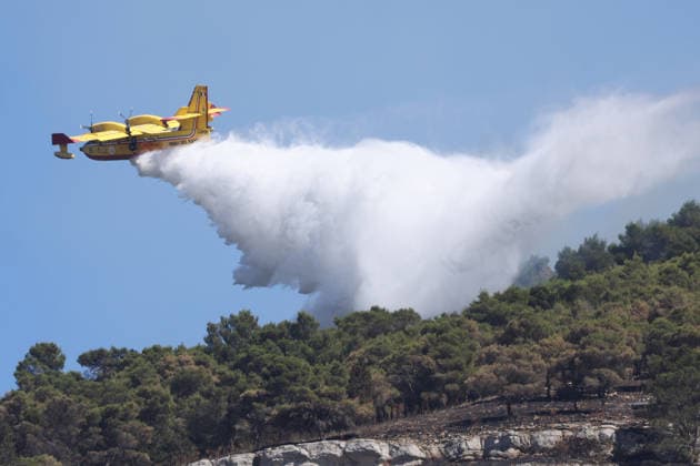 Wildfire continues to burn in Sicily s Trapani region as aerial response intensifies TRAPANI, ITALY - JUNE 17: Firefighting aircraft and helicopters operate to extinguish a wildfire that broke out in a maquis area near the Grande Montagna location in Trapani, on the west of Italy s Sicily Island, on June 17, 2026. The wildfire, which started yesterday afternoon, continues to spread despite ongoing aerial and ground efforts. Alberto Lo Bianco Anadolu Trapani Italy. Editorial use only. Please get in touch for any other usage.  Copyright: x2026xAnadoluxAlbertoxLoxBiancox