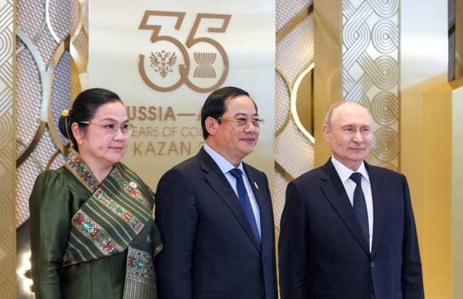 Russia ASEAN Summit 9191007 17.06.2026 Russian President Vladimir Putin, Lao Prime Minister Sonexay Siphandone and his spouse Vandara attend an official welcoming ceremony for heads of delegations taking part in the Russia-ASEAN Summit in Kazan, Republic of Tatarstan, Russia. Mikhail Metzel Sputnik Kazan Republic of Tatarstan Russia  Copyright: xMikhailxMetzelx