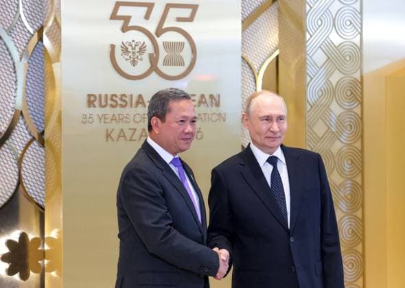 Russia ASEAN Summit 9191008 17.06.2026 Russian President Vladimir Putin shakes hands with Cambodian Prime Minister Hun Manet as they pose for photos during an official welcoming ceremony for heads of delegations taking part in the Russia-ASEAN Summit in Kazan, Republic of Tatarstan, Russia. Mikhail Metzel Sputnik Kazan Republic of Tatarstan Russia  Copyright: xMikhailxMetzelx