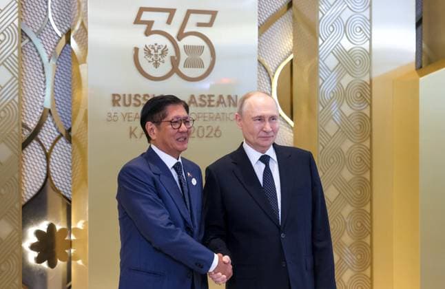Russia ASEAN Summit 9191009 17.06.2026 Russian President Vladimir Putin shakes hands with Philippine President Ferdinand Bongbong Romualdez Marcos Jr. as they pose for photos during an official welcoming ceremony for heads of delegations taking part in the Russia-ASEAN Summit in Kazan, Republic of Tatarstan, Russia. Mikhail Metzel Sputnik Kazan Republic of Tatarstan Russia  Copyright: xMikhailxMetzelx