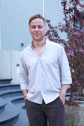 ICON Summer Dinner 2026, Empfang Tom Wlaschiha ICON.Summer Dinner 2026, Seated Dinner im Hotel Roomers, Steinplatz, Berlin, Datum: 17.06.2026 *** ICON Summer Dinner 2026, Reception with Tom Wlaschiha ICON Summer Dinner 2026, Seated Dinner at Hotel Roomers, Steinplatz, Berlin, Date Copyright: xEventpress Kratschx