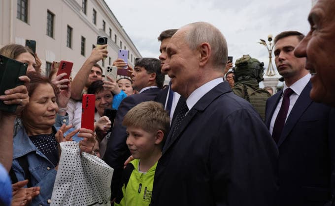 June 17, 2026, Kazan, Tatarstan, Russia: Russian President Vladimir Putin, greets supporters during a tour of the Kazan Kremlin complex, June 17, 2026 in Kazan, Tatarstan, Russia. Putin is in Tatarstan for the Russia-Association of Southeast Asian Nations Summit. Kazan Russia - ZUMAp138 20260617_zaa_p138_020 Copyright: xMikhailxMetzel RussianxPresidentx