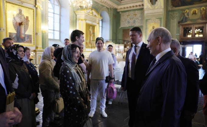 June 17, 2026, Kazan, Tatarstan, Russia: Russian President Vladimir Putin, right, speaks with citizens during a visit to the Annunciation Cathedral inside the Kazan Kremlin complex, June 17, 2026 in Kazan, Tatarstan, Russia. Putin is in Tatarstan for the Russia-Association of Southeast Asian Nations Summit. Kazan Russia - ZUMAp138 20260617_zaa_p138_022 Copyright: xMikhailxMetzel RussianxPresidentx
