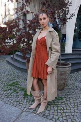 ICON Summer Dinner 2026, Empfang Caro Scheffler ICON.Summer Dinner 2026, Seated Dinner im Hotel Roomers, Steinplatz, Berlin, Datum: 17.06.2026 *** ICON Summer Dinner 2026, Reception with Caro Scheffler ICON Summer Dinner 2026, Seated Dinner at Hotel Roomers, Steinplatz, Berlin, Date Copyright: xEventpress Kratschx