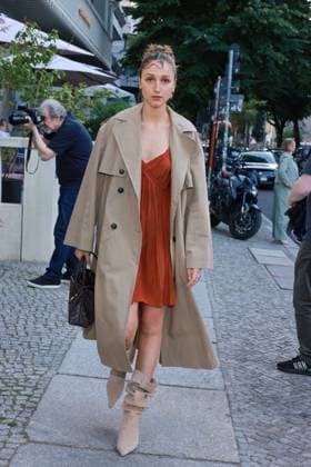 ICON Summer Dinner 2026, Empfang Caro Scheffler ICON.Summer Dinner 2026, Seated Dinner im Hotel Roomers, Steinplatz, Berlin, Datum: 17.06.2026 *** ICON Summer Dinner 2026, Reception with Caro Scheffler ICON Summer Dinner 2026, Seated Dinner at Hotel Roomers, Steinplatz, Berlin, Date Copyright: xEventpress Kratschx