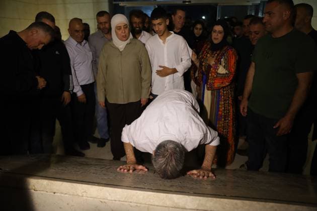Freed Palestinian Prisoner Abdul Karim Al-Rimawi Welcomed in Ramallah RAMALLAH, WEST BANK 17 JUNE 2026: Family members and supporters of freed Palestinian prisoner Abdul Karim Al-Rimawi gather during a reception ceremony in Ramallah following his release after 25 years in prison. The gathering included a visit to the mausoleum of late Palestinian leader Yasser Arafat, where relatives reunited with Al-Rimawi for the first time in decades. Ramallah Palestine, State of Copyright: x xSalmanxMohsenxAlkhatibx xJNAxPressx