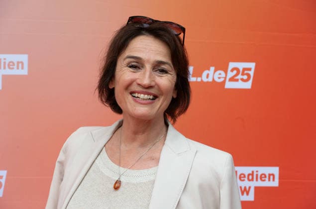 Sandra MAISCHBERGER, Moderatorin, Portraet, Porträt, Portrait, Angeschnittenes Einzelbild, Einzelmotiv, Roter Teppich, Red Carpet Show, Ankunft, arrival, Sommerfest der Film und Medienstiftung NRW in Koeln, 17.06.2026. *** Sandra MAISCHBERGER, Host, Portrait, Single-frame shot, Single subject, Red Carpet, Red Carpet Show, Arrival, Summer Festival of the Film and Media Foundation NRW in Cologne, June 17, 2026,detected_source_language