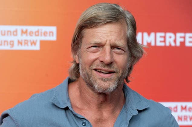 Henning BAUM, Schauspieler, Portraet, Porträt, Portrait, Angeschnittenes Einzelbild, Einzelmotiv, Roter Teppich, Red Carpet Show, Ankunft, arrival, Sommerfest der Film und Medienstiftung NRW in Koeln, 17.06.2026. *** Henning BAUM, actor, portrait, close-up, single image, single subject, red carpet, red carpet event, arrival, Summer Festival of the Film and Media Foundation NRW in Cologne, June 17, 2026,detected_source_language