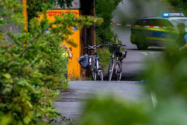 Kollision zwischen zwei Radfahrern - 80-jährige tödlich verletzt Am 17.06.2026 kam es gegen 13:50 Uhr in Kelsterbach auf dem gemeinsamen Geh- und Radweg an der Rüsselsheimer Straße im Bereich des Staudenrings zu einer Kollision zwischen zwei Radfahrenden. Eine 80-jährige Frau und ein 58-jähriger Mann stießen aus bislang ungeklärter Ursache zusammen, woraufhin die Frau stürzte und so schwere Verletzungen erlitt, dass sie noch an der Unfallstelle verstarb. Der 58-Jährige wurde leicht verletzt. Auf Antrag der Staatsanwaltschaft Darmstadt wurde ein Sachverständiger hinzugezogen; ein Polizeihubschrauber fertigte Luftaufnahmen der Unfallstelle an. Kelsterbach Hessen Deutschland *** Collision Between Two Cyclists; 80-Year-Old Fatally I