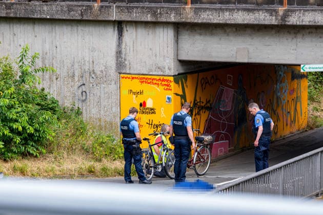 Kollision zwischen zwei Radfahrern - 80-jährige tödlich verletzt Am 17.06.2026 kam es gegen 13:50 Uhr in Kelsterbach auf dem gemeinsamen Geh- und Radweg an der Rüsselsheimer Straße im Bereich des Staudenrings zu einer Kollision zwischen zwei Radfahrenden. Eine 80-jährige Frau und ein 58-jähriger Mann stießen aus bislang ungeklärter Ursache zusammen, woraufhin die Frau stürzte und so schwere Verletzungen erlitt, dass sie noch an der Unfallstelle verstarb. Der 58-Jährige wurde leicht verletzt. Auf Antrag der Staatsanwaltschaft Darmstadt wurde ein Sachverständiger hinzugezogen; ein Polizeihubschrauber fertigte Luftaufnahmen der Unfallstelle an. Kelsterbach Hessen Deutschland *** Collision Between Two Cyclists; 80-Year-Old Fatally I