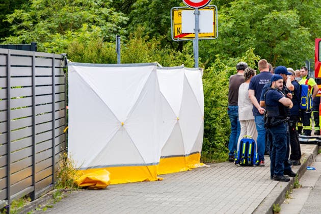 Kollision zwischen zwei Radfahrern - 80-jährige tödlich verletzt Am 17.06.2026 kam es gegen 13:50 Uhr in Kelsterbach auf dem gemeinsamen Geh- und Radweg an der Rüsselsheimer Straße im Bereich des Staudenrings zu einer Kollision zwischen zwei Radfahrenden. Eine 80-jährige Frau und ein 58-jähriger Mann stießen aus bislang ungeklärter Ursache zusammen, woraufhin die Frau stürzte und so schwere Verletzungen erlitt, dass sie noch an der Unfallstelle verstarb. Der 58-Jährige wurde leicht verletzt. Auf Antrag der Staatsanwaltschaft Darmstadt wurde ein Sachverständiger hinzugezogen; ein Polizeihubschrauber fertigte Luftaufnahmen der Unfallstelle an. Kelsterbach Hessen Deutschland *** Collision Between Two Cyclists; 80-Year-Old Fatally I