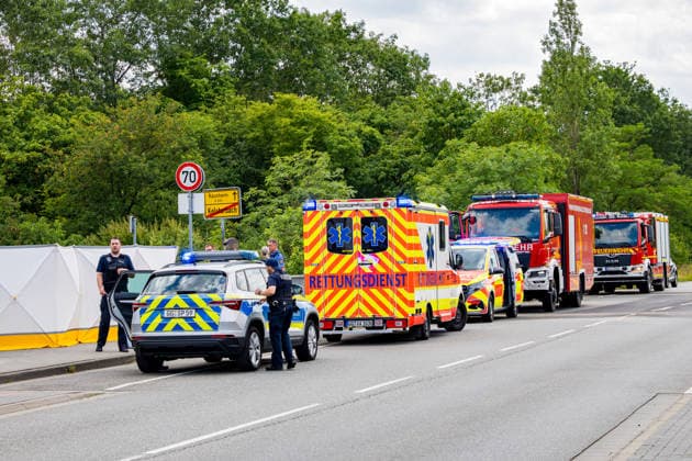 Kollision zwischen zwei Radfahrern - 80-jährige tödlich verletzt Am 17.06.2026 kam es gegen 13:50 Uhr in Kelsterbach auf dem gemeinsamen Geh- und Radweg an der Rüsselsheimer Straße im Bereich des Staudenrings zu einer Kollision zwischen zwei Radfahrenden. Eine 80-jährige Frau und ein 58-jähriger Mann stießen aus bislang ungeklärter Ursache zusammen, woraufhin die Frau stürzte und so schwere Verletzungen erlitt, dass sie noch an der Unfallstelle verstarb. Der 58-Jährige wurde leicht verletzt. Auf Antrag der Staatsanwaltschaft Darmstadt wurde ein Sachverständiger hinzugezogen; ein Polizeihubschrauber fertigte Luftaufnahmen der Unfallstelle an. Kelsterbach Hessen Deutschland *** Collision Between Two Cyclists; 80-Year-Old Fatally I